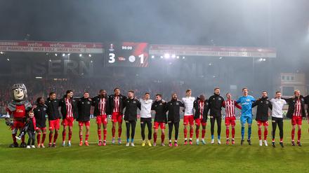 „Zieht den Bayern die Lederhosen aus“: Fans und Mannschaften sangen sich für das Spitzenspiel in München in Stimmung.