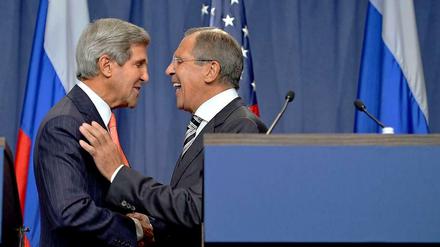Zwei Männer, ein Wort: US-Außenminister John Kerry (l.) und sein russischer Amtskollege Sergej Lawrow haben sich auf einen Plan zur Vernichtung der syrischen Chemiewaffen geeinigt. Doch bei der Umsetzung gibt es Hindernisse. 