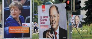 Angela Merkel und Peer Steinbrück auf Wahlplakaten.
