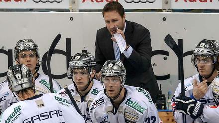 Der neue Eisbären-Trainer Jeff Tomlinson ist mit zwei Siegen in den ersten beiden Ligaspielen gut gestartet.