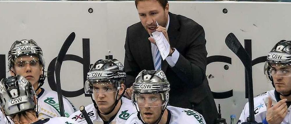 Der neue Eisbären-Trainer Jeff Tomlinson ist mit zwei Siegen in den ersten beiden Ligaspielen gut gestartet.