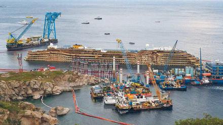 Aufgerichtet. Das dunkle Wrack der Costa Concordia nach dem großen Kraftakt. 