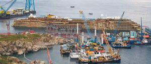 Aufgerichtet. Das dunkle Wrack der Costa Concordia nach dem großen Kraftakt. 