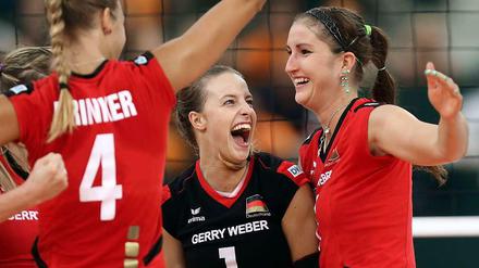 Lenkerin Dürr (M.) im Spiel gegen die Niederlande mit ihrer Mitspielerin Corina Suschke-Voigt.