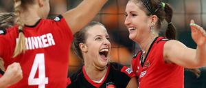 Lenkerin Dürr (M.) im Spiel gegen die Niederlande mit ihrer Mitspielerin Corina Suschke-Voigt.