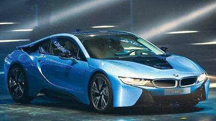 Mit dem i8 will BMW den Spagat schaffen, viele PS zu liefern und gleichzeitig den Spritverbrauch und den CO2-Ausstoß zu drosseln. 
