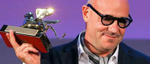 Der Goldene Löwe geht an Gianfranco Rosi für seinen Dokumentarfilm „Sacro GRA“.