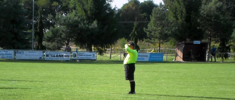 Die Sonne scheint ihm. Wohlgenährter Schiri der Partie Lebus 2 vs. Gusow.