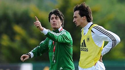 Bundestrainer Joachim Löw in der Stilkritik mit BVB-Spieler Mats Hummels