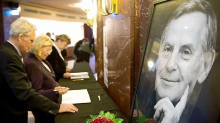 Kondolenzbuch für Lothar Bisky im Foyer der Volksbühne.