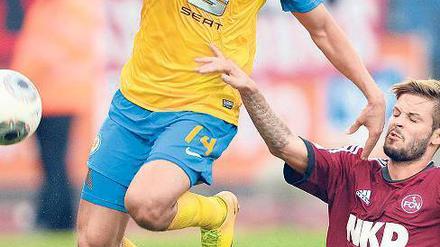 Punktelieferant. Der Treffer von Omar Ellabdellaoui (links) bescherte Braunschweig den Ausgleich. Dennoch wurde deutlich: Dem Aufsteiger fehlt die sportliche Qualität. Foto: dpa