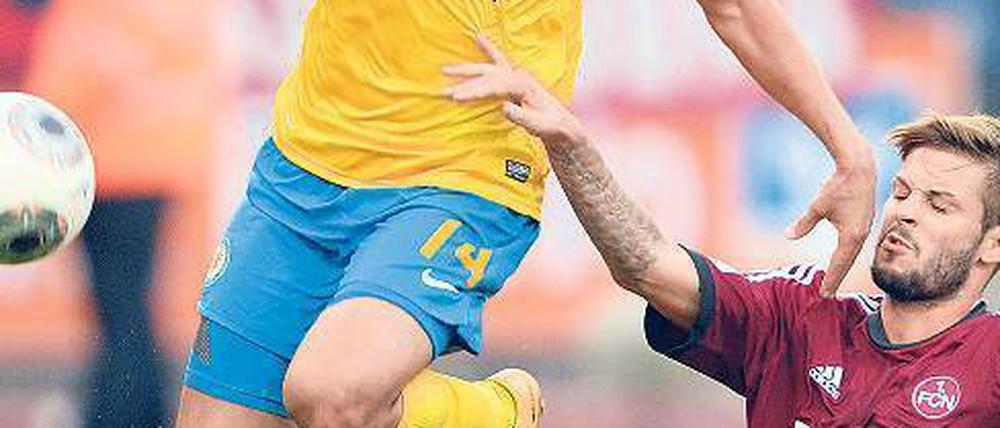 Punktelieferant. Der Treffer von Omar Ellabdellaoui (links) bescherte Braunschweig den Ausgleich. Dennoch wurde deutlich: Dem Aufsteiger fehlt die sportliche Qualität. Foto: dpa
