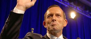 Mit einem klaren Sieg wurde Tony Abbott zum neuen Regierungschef Australiens gewählt. Im Unterhaus werden die Konservativen voraussichtlich 89 Sitze haben, Labor lediglich 58, dazu kommen zwei Unabhängige und ein Grüner.