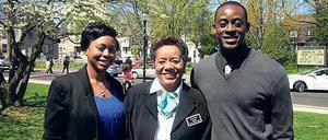 Thomas Hundley steht mit seiner Mutter und seiner Schwester auf einer Wiese in seinem Heimatort.