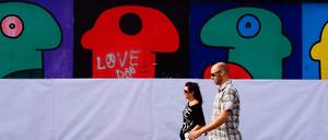 Um auf die Bedrohung der East Side Gallery durch die Bauvorhaben aufmerksam zu machen, lassen Künstler am Sonntag einen Teil des 1,3 Kilometer langen Freiluft-Kunstwerks hinter Papierbahnen verschwinden.