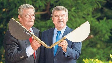 Klappt doch. Thomas Bach (rechts) war in seiner neuen Funktion als IOC-Präsident erstmals bei Bundespräsident Joachim Gauck zu Gast. Foto: dpa