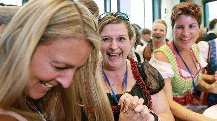 Bei der CSU in München wird natürlich gejubelt: Die Christsozialen holen sich die absolute Mehrheit in Bayern zurück.
