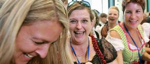 Bei der CSU in München wird natürlich gejubelt: Die Christsozialen holen sich die absolute Mehrheit in Bayern zurück.