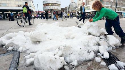 Schneefall am Alex. Und nicht ganz so schlimme Aussichten unter www.tagesspiegel.de/wetter. Foto: dpa