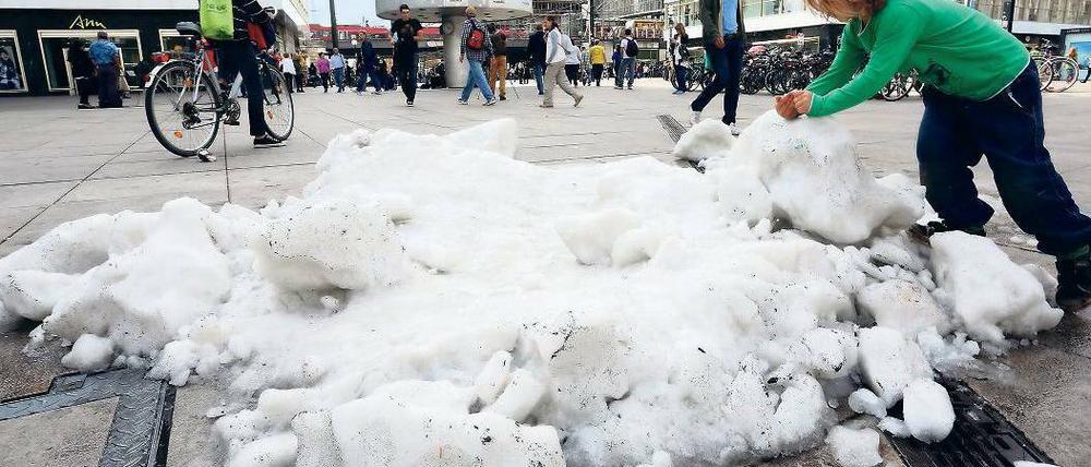 Schneefall am Alex. Und nicht ganz so schlimme Aussichten unter www.tagesspiegel.de/wetter. Foto: dpa