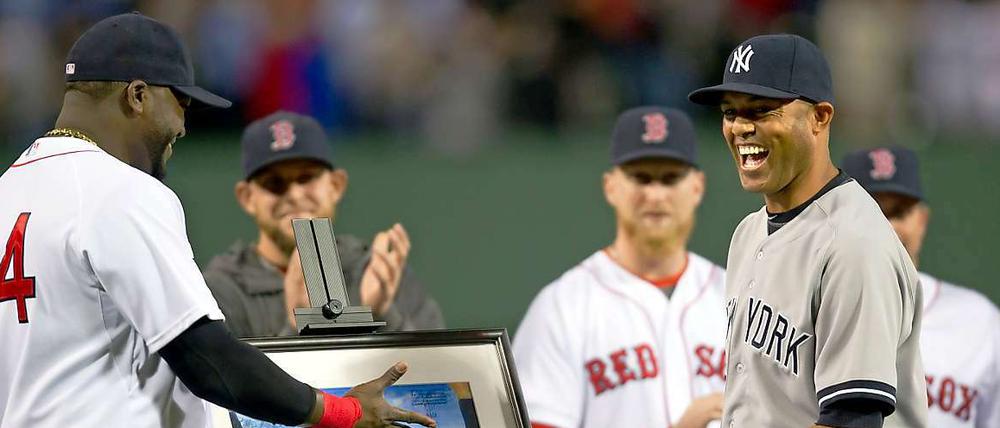 Respekt. Yankees-Legende Mariano Rivera (r.) bekommt ein Präsent von Bostons David Ortiz überreicht.