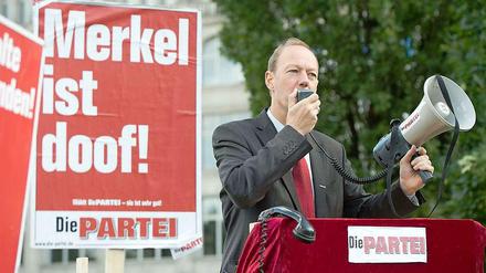 Martin Sonneborn peitscht seine Anhänger auf dem Oranienplatz ein.