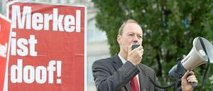 Martin Sonneborn peitscht seine Anhänger auf dem Oranienplatz ein.