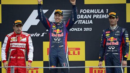 Vettel feiert, Alonso hängt in den Seilen.