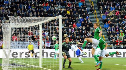 Verteidiger ist der beste Angriff. Defensivmann Per Mertesacker erzielt das 1:0 gegen die Färöer. 