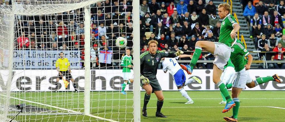 Verteidiger ist der beste Angriff. Defensivmann Per Mertesacker erzielt das 1:0 gegen die Färöer. 