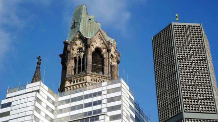 Wieder oben ohne. Drei Jahre lang gab sich die Gedächtniskirche hochgeschlossen, jetzt wird sie wieder freigelegt. Und am Sonntag ertönt erstmals auch wieder das Glockenspiel im alten Turm.