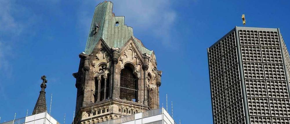 Wieder oben ohne. Drei Jahre lang gab sich die Gedächtniskirche hochgeschlossen, jetzt wird sie wieder freigelegt. Und am Sonntag ertönt erstmals auch wieder das Glockenspiel im alten Turm.