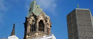 Wieder oben ohne. Drei Jahre lang gab sich die Gedächtniskirche hochgeschlossen, jetzt wird sie wieder freigelegt. Und am Sonntag ertönt erstmals auch wieder das Glockenspiel im alten Turm.