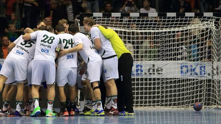 Die Berliner Spieler bejubeln den Auswärtssieg in Magdeburg. 