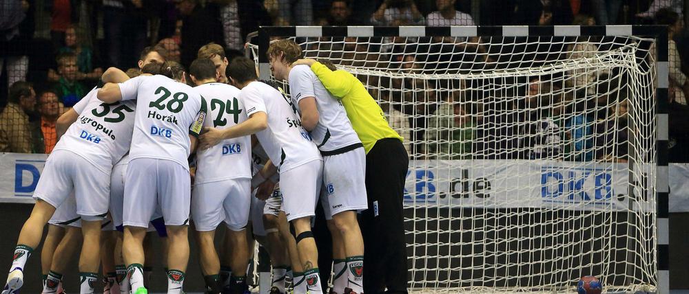 Die Berliner Spieler bejubeln den Auswärtssieg in Magdeburg. 