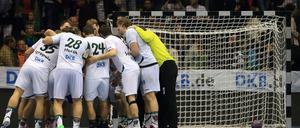 Die Berliner Spieler bejubeln den Auswärtssieg in Magdeburg.