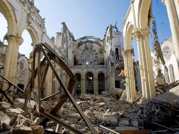 Ruine einer Kathedrale nach dem Beben in Haiti 2010.
