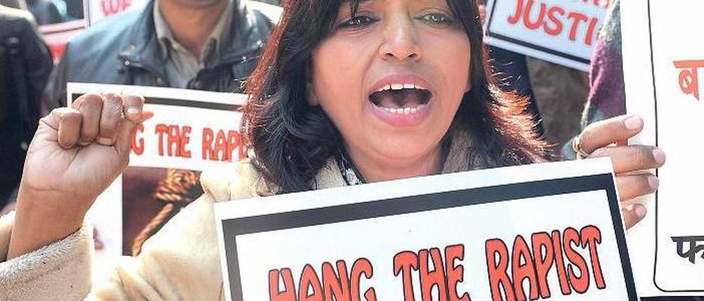 „Hängt sie“ forderten schon im Dezember, kurz nach der Tat, Inderinnen und Inder auf einer Demonstration in Neu-Delhi. Jetzt sind alle Täter wegen Mordes verurteilt; das Strafmaß, wohl die Todesstrafe, folgt in wenigen Tagen. Foto: AFP
