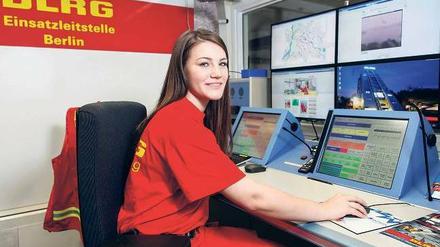 IM EINSATZ. Louisa Barnebeck aus Steglitz in der DLRG-Einsatzleitstelle. 