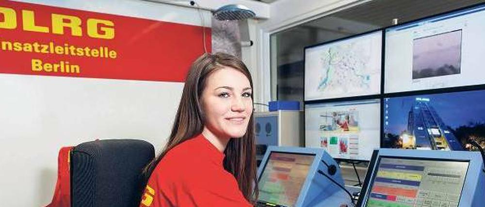 IM EINSATZ. Louisa Barnebeck aus Steglitz in der DLRG-Einsatzleitstelle. 