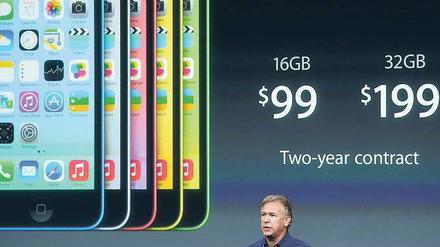 100 Euro günstiger. Marketingchef Schiller präsentierte das neue iPhone 5C. Foto: AFP
