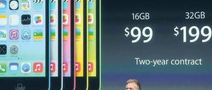 100 Euro günstiger. Marketingchef Schiller präsentierte das neue iPhone 5C. Foto: AFP
