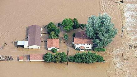 Land unter. Eine Farm bei Greenley ist komplett vom Wasser eingeschlossen. Foto: rtr