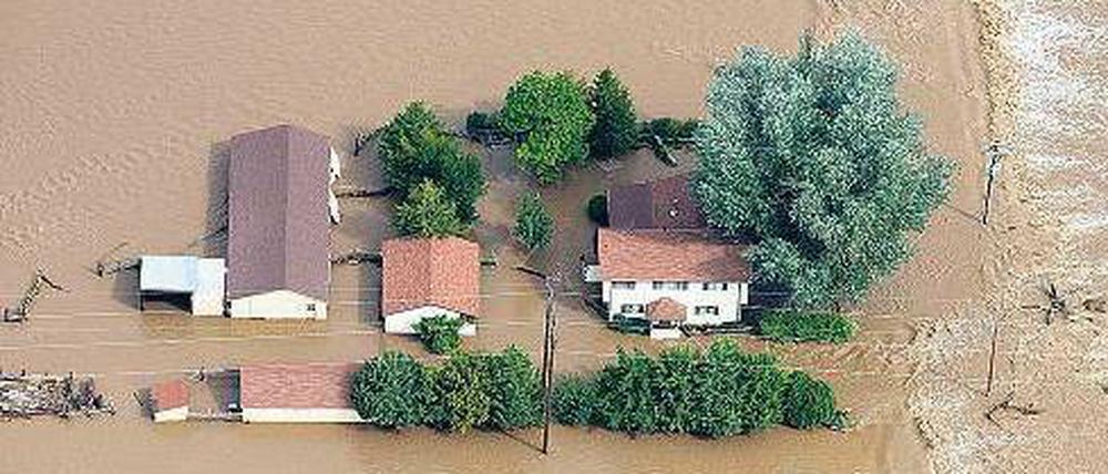 Land unter. Eine Farm bei Greenley ist komplett vom Wasser eingeschlossen. Foto: rtr