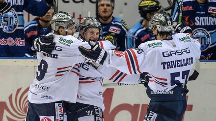 Alex Trivellato (r.) bejubelt seinen ersten Scorerpunkt in der DEL - gemeinsam mit Torschütze Laurin Braun (m.) und Kris Sparre.