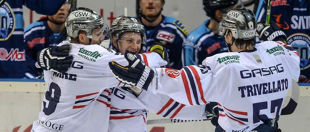 Alex Trivellato (r.) bejubelt seinen ersten Scorerpunkt in der DEL - gemeinsam mit Torschütze Laurin Braun (m.) und Kris Sparre.