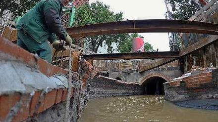 Saubere Sache? Nicht immer. Wem ein Wasserbetrieb gehört, der muss auch im Dreck wühlen können.