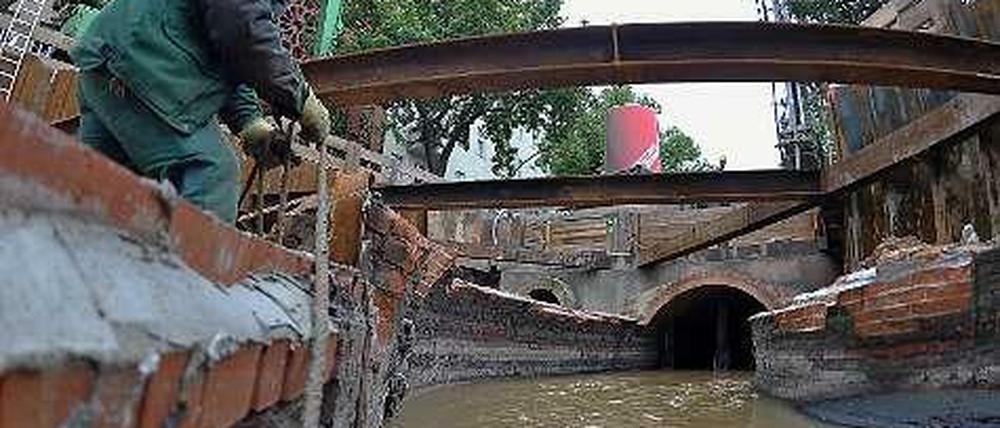 Saubere Sache? Nicht immer. Wem ein Wasserbetrieb gehört, der muss auch im Dreck wühlen können.