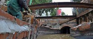 Saubere Sache? Nicht immer. Wem ein Wasserbetrieb gehört, der muss auch im Dreck wühlen können.