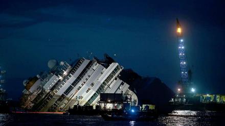 Eigentlich sollte die Bergung der havarierten Costa Concordia nur zwölf Stunden dauern. Der Einsatz konnte aber auch nach Ablauf der Zeitspanne nicht abgeschlossen werden. 